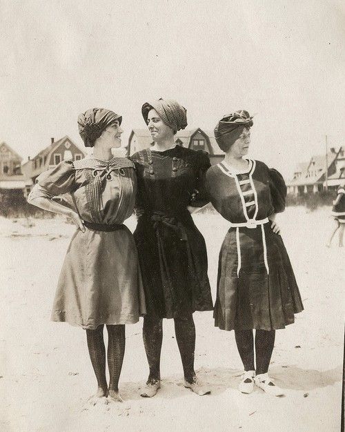 Tři ženy na pláži kolem roku 1900. Zdroj: pinterest.com